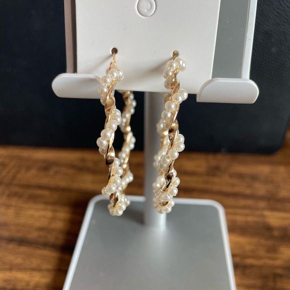 Faux pearl and gold braided hoop earrings - Picture 3 of 3